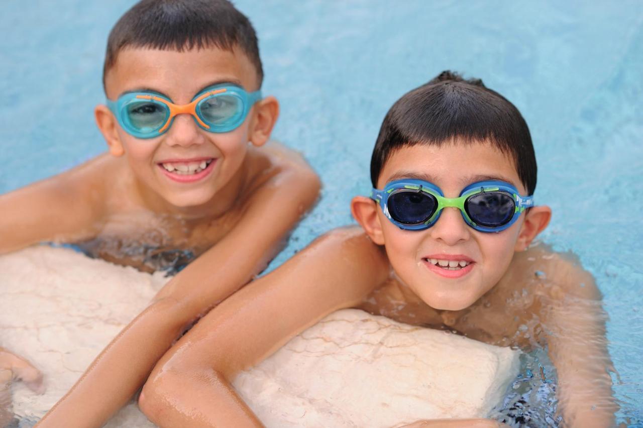 Mövenpick Hotel City Star Jidda Exteriör bild Swimmers wearing swim goggles