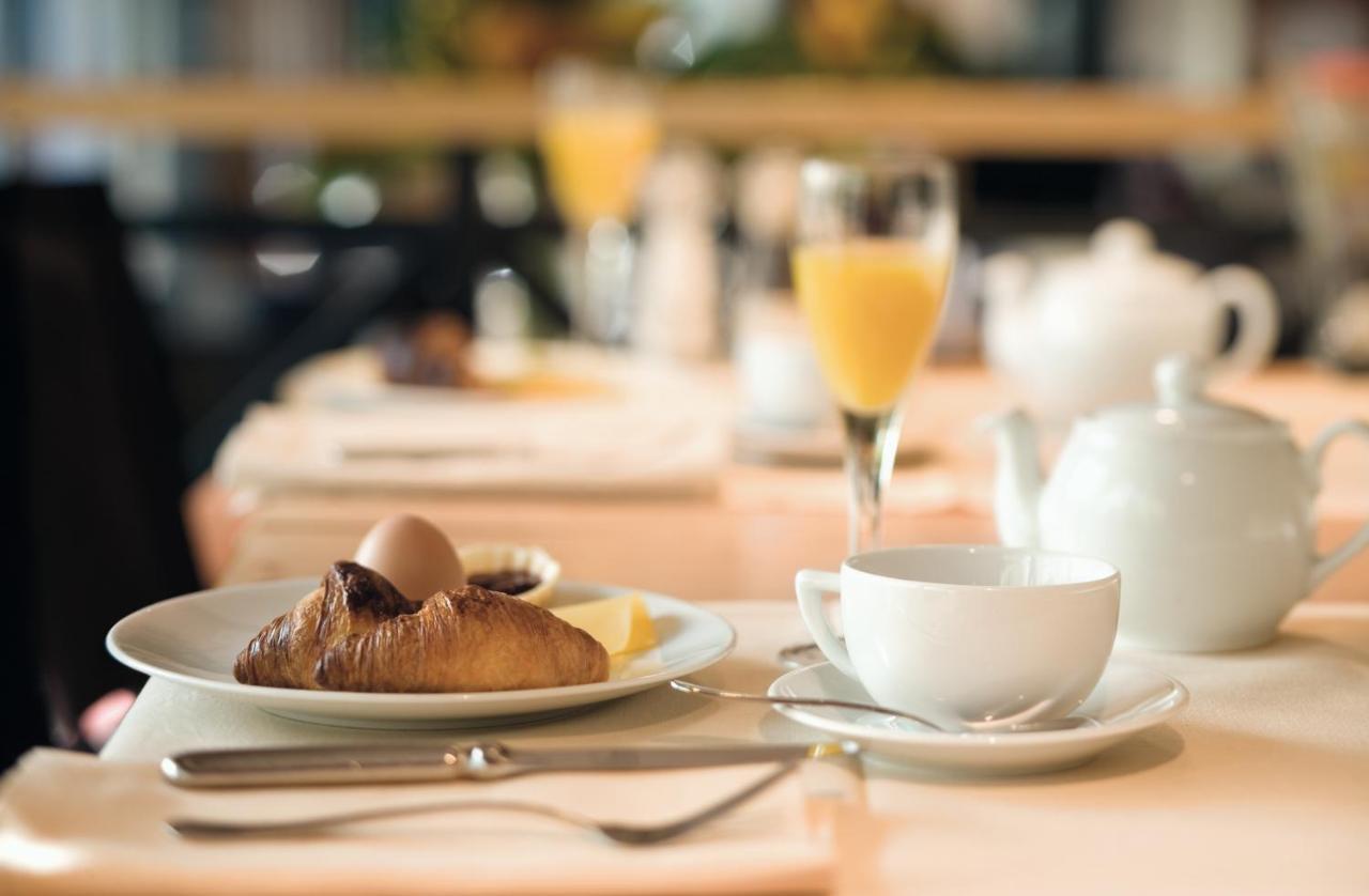 Mövenpick Hotel City Star Jidda Exteriör bild A continental breakfast