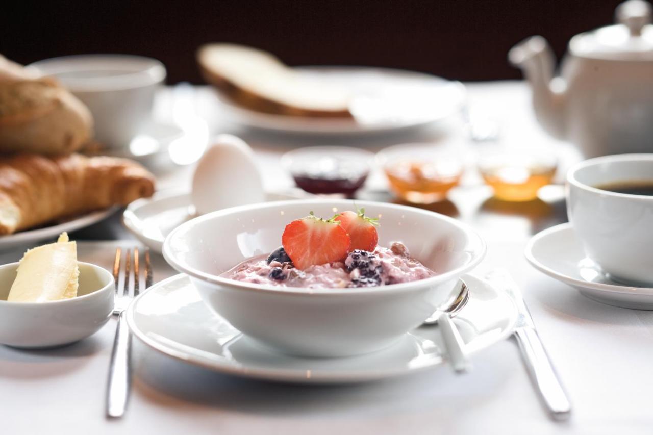 Mövenpick Hotel City Star Jidda Exteriör bild A bowl of muesli with fruit