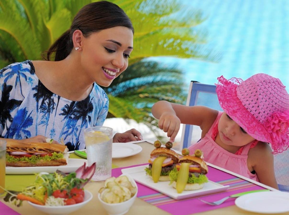 Mövenpick Hotel City Star Jidda Exteriör bild A mother and daughter eating a meal