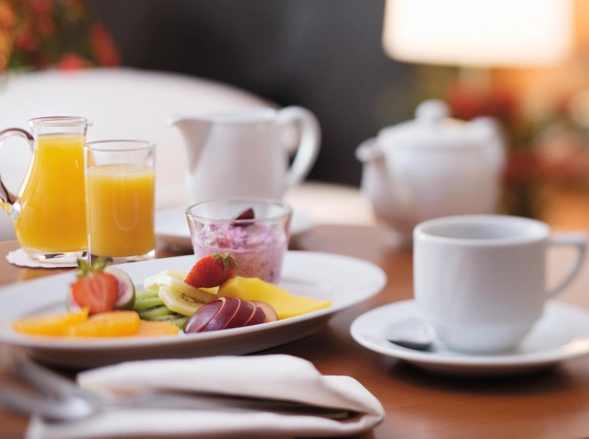 Mövenpick Hotel City Star Jidda Exteriör bild A breakfast table