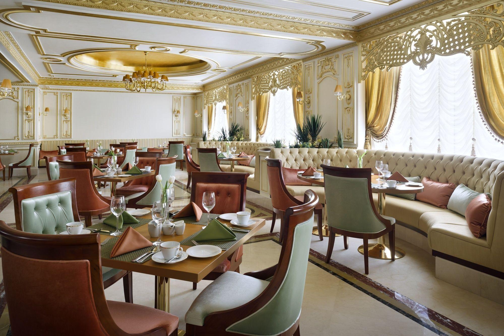 Mövenpick Hotel City Star Jidda Exteriör bild Restaurant interior