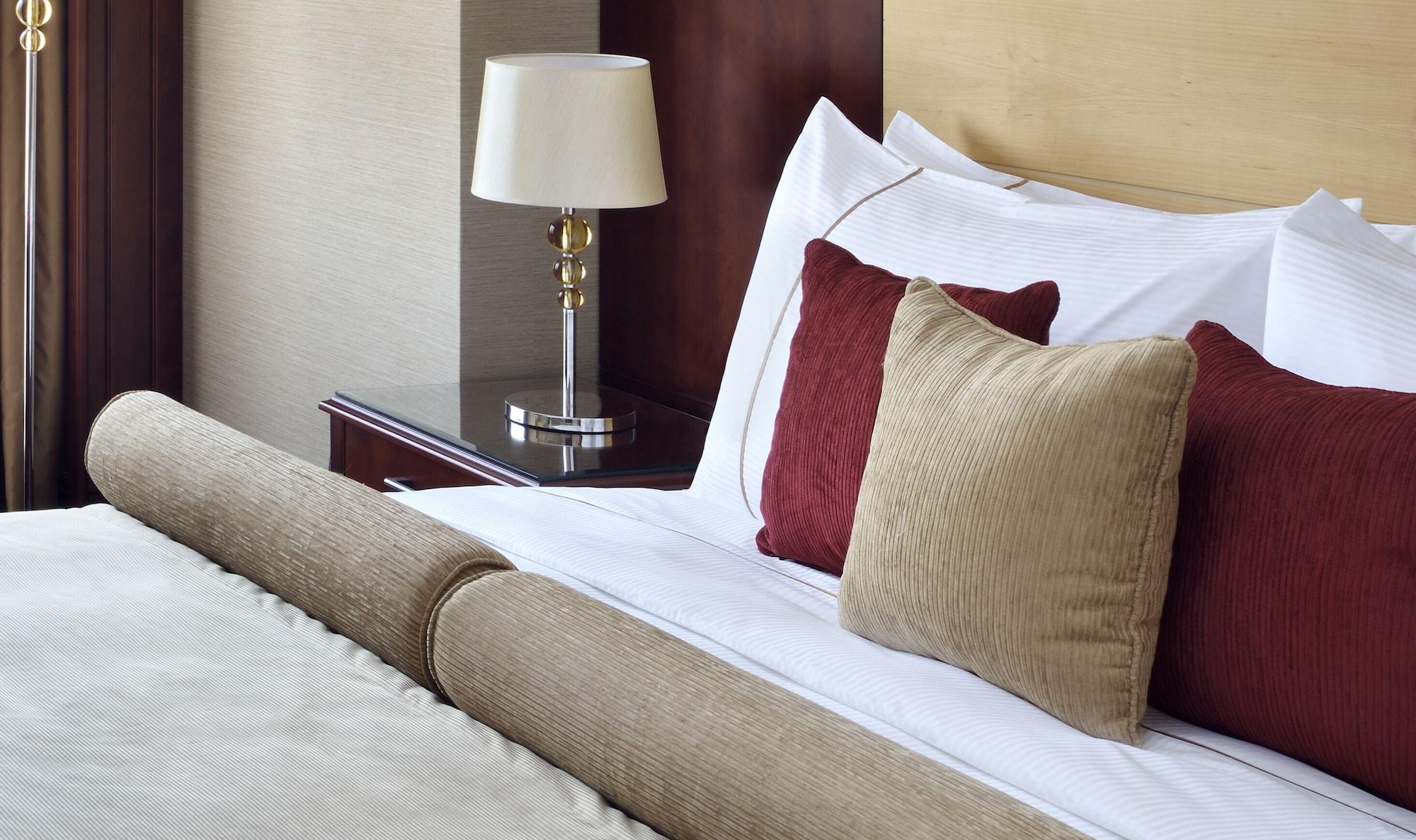 Mövenpick Hotel City Star Jidda Exteriör bild A bed with cushions