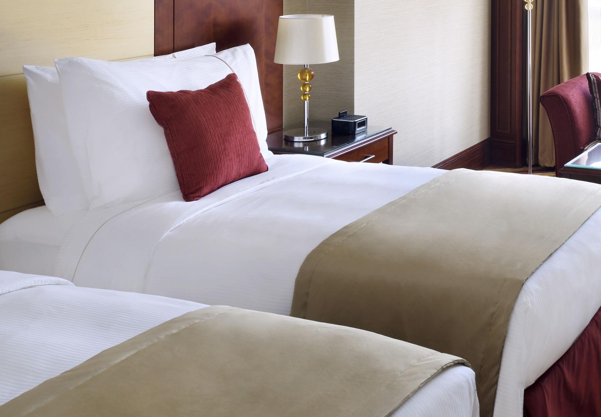 Mövenpick Hotel City Star Jidda Exteriör bild A bed runner