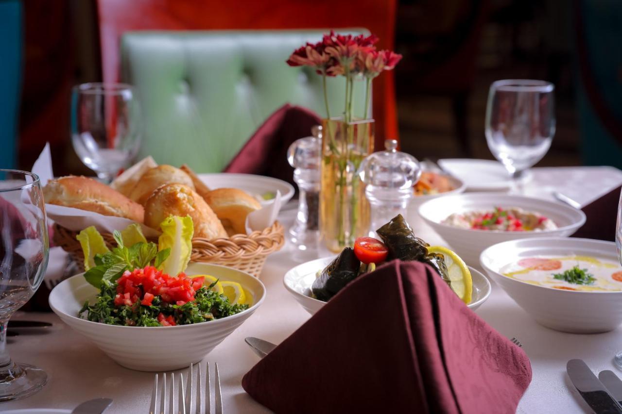 Mövenpick Hotel City Star Jidda Exteriör bild A selection of Lebanese cuisine