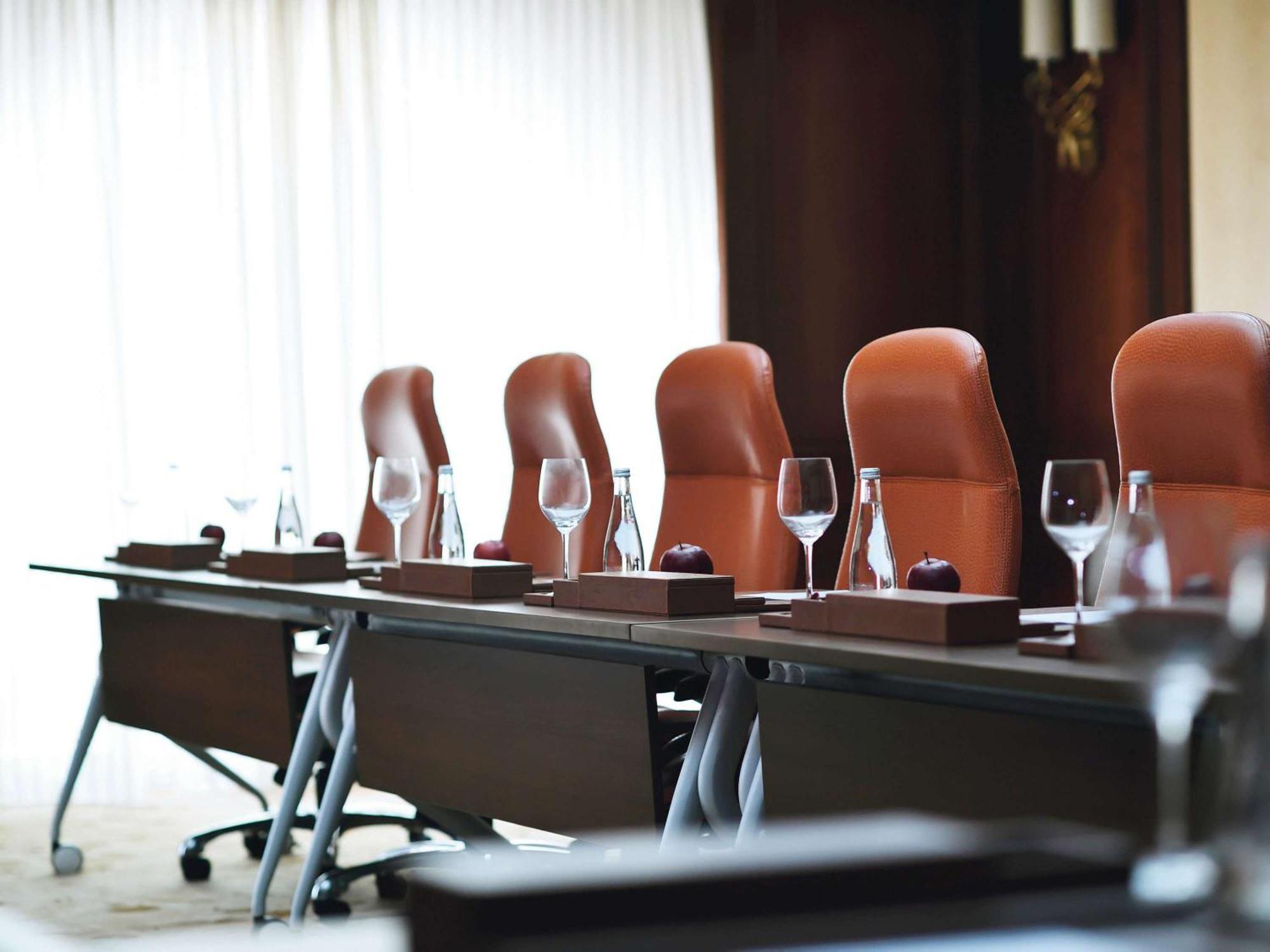 Mövenpick Hotel City Star Jidda Exteriör bild A boardroom