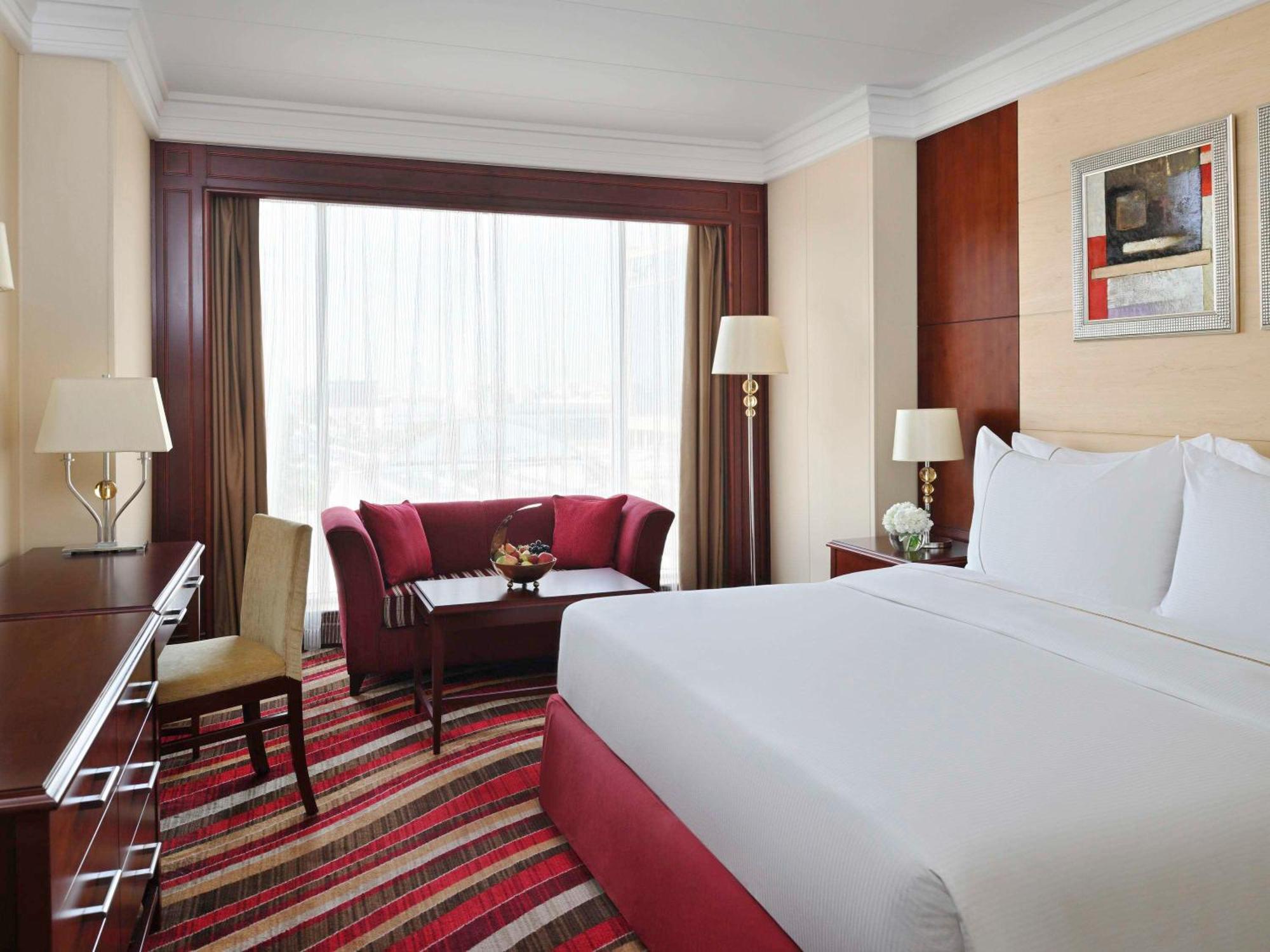 Mövenpick Hotel City Star Jidda Exteriör bild A room at the hotel