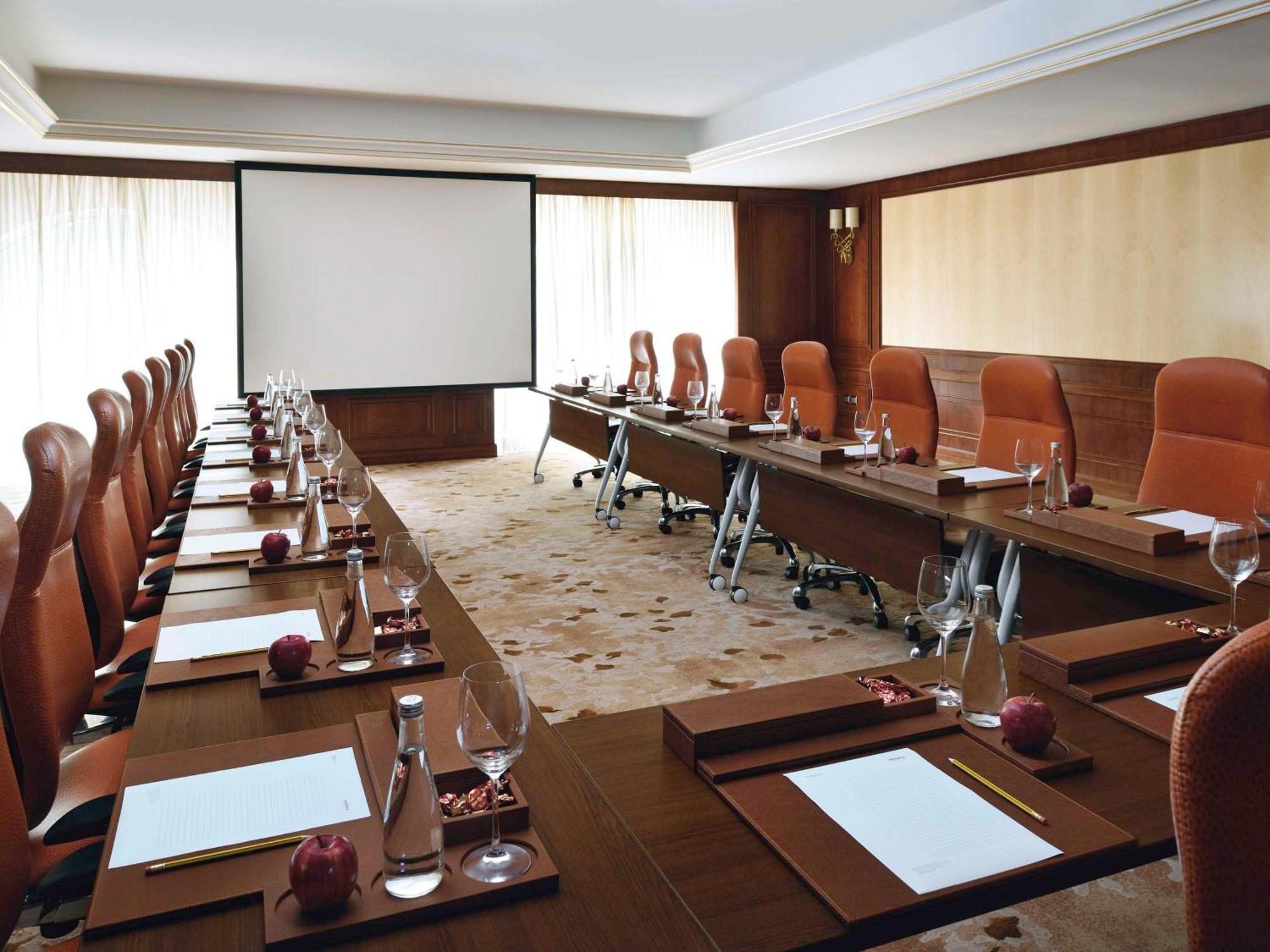 Mövenpick Hotel City Star Jidda Exteriör bild A meeting room